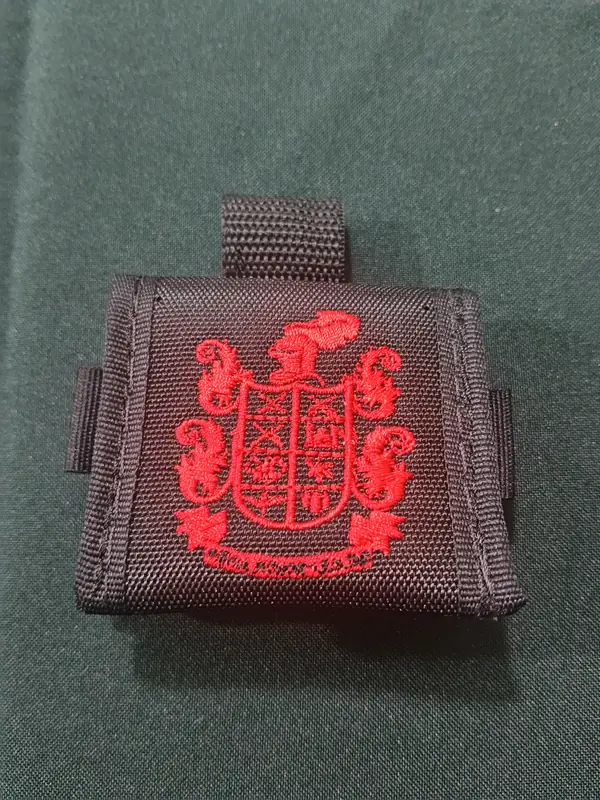 Porta monedas bordado escudo