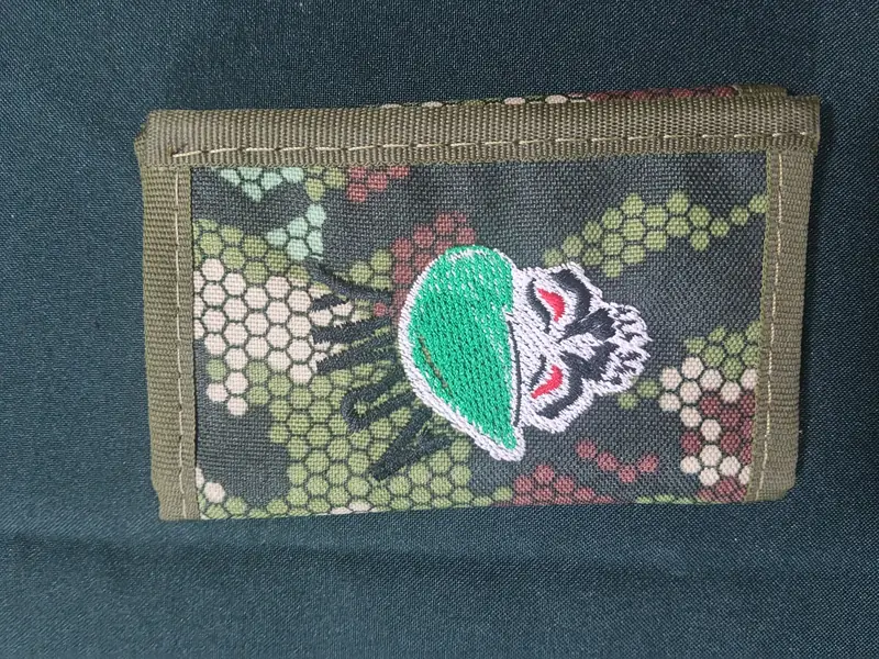 Billetera bordada camaleón