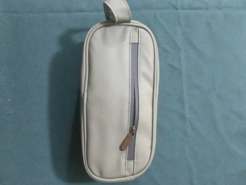 Neceser de viaje beige gris