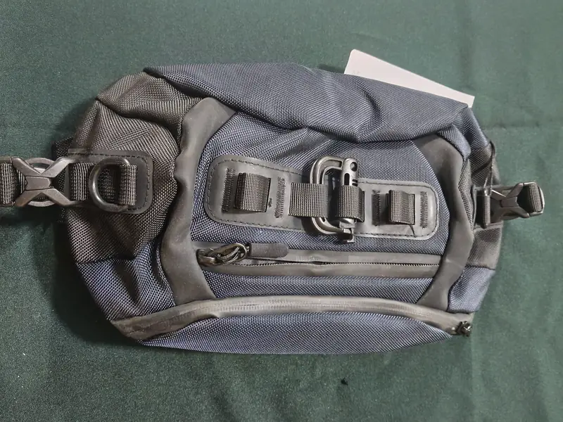 Bolso azul con hebillas