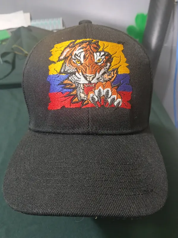 Gorra negra tigre bandera Colombia