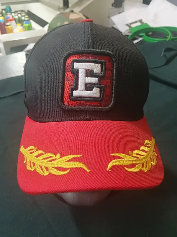Gorra negra roja letra E