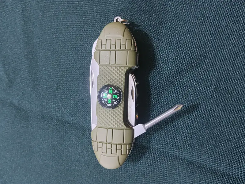 Navaja multiusos verde con brújula